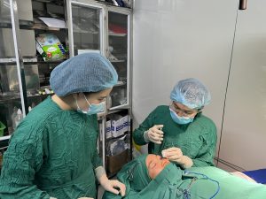 Chị M trong ca tiểu phẫu nhấn mí tại Bác sĩ Thắng Lê