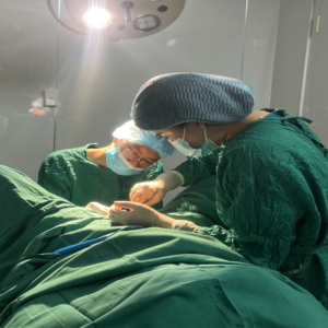 Hình ảnh chị L đang thực thiện ca phẫu thuật thẩm mỹ vùng kín