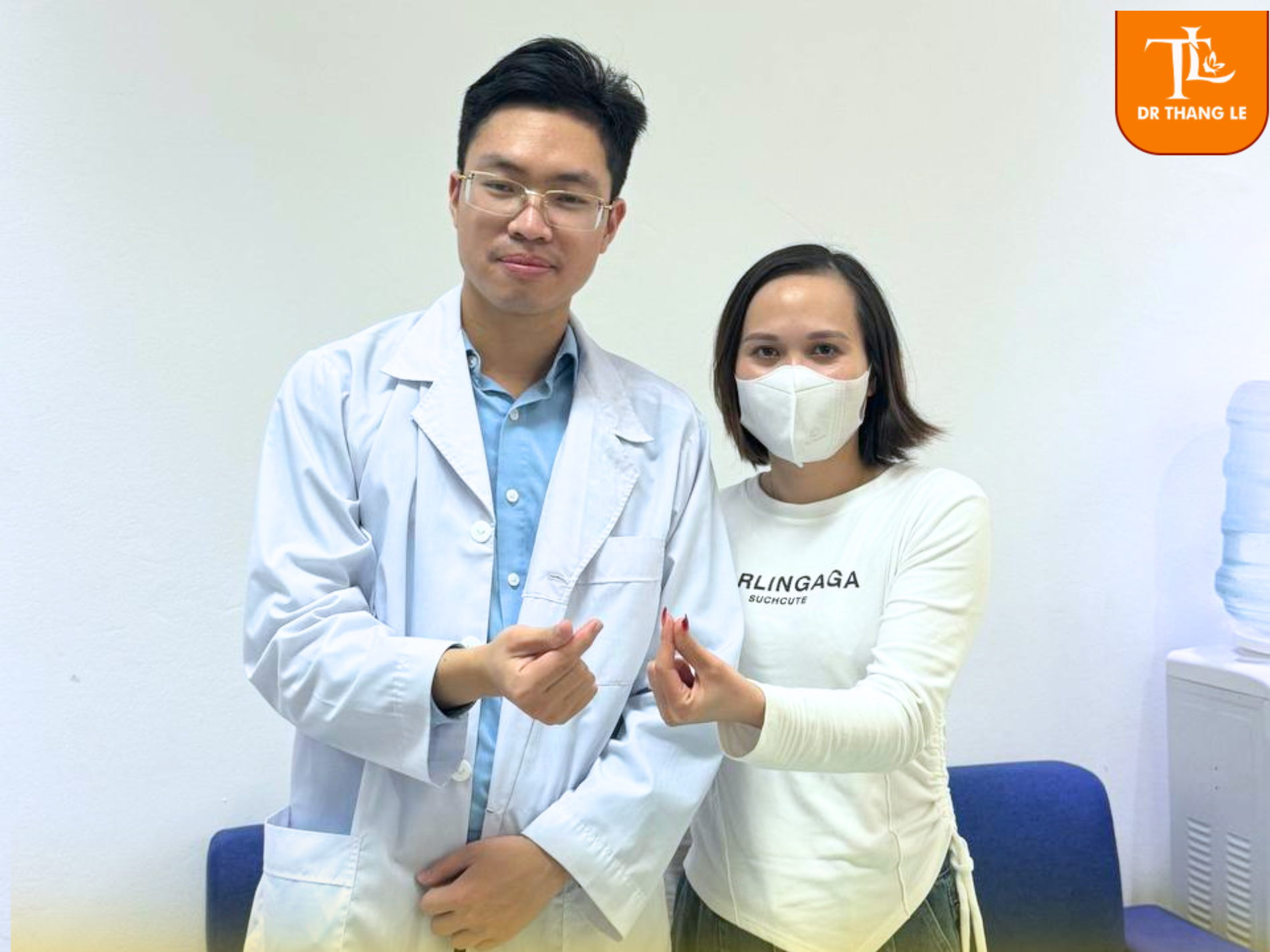 Thạc sĩ - Bác sĩ Thắng Lê cùng khách hàng sau thực hiện phẫu thuật.