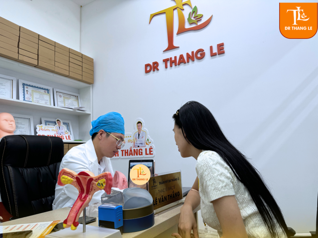 Thạc sĩ - Bác sĩ Thắng Lê trực tiếp tư vấn và thăm khám cho khách hàng.