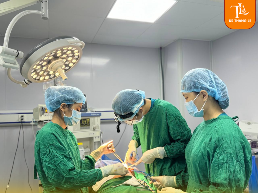 Toàn bộ quy trình được thực hiện bởi trực tiếp Thạc sĩ - Bác sĩ Thắng Lê trong phòng mổ vô trùng hiện đại tại Bệnh viện Đa khoa Hà Thành.