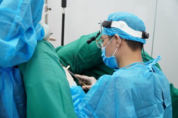 Quá trình Bác sĩ thực hiện phẫu thuật cô bé