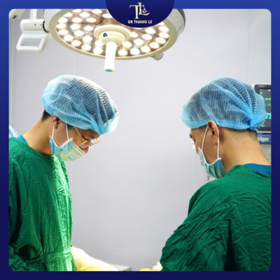 Bác sĩ và ekip đang tiến hành phẫu thuật