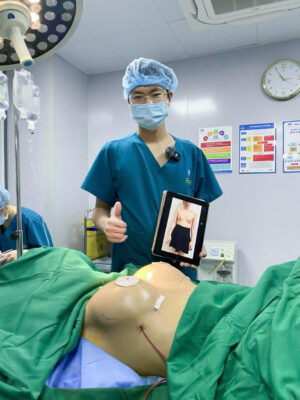 BS Thắng Lê hoàn thành ca phẫu ngực cho KH
