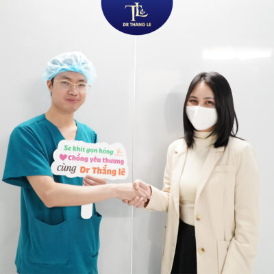 Bác sĩ Thắng Lê và khách hàng tại ngày tái khám cô bé 