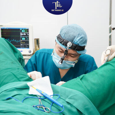 Bác sĩ Thắng Lê đang thực hiện ca phẫu thuật