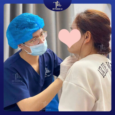 Bác sĩ Thắng thực hiện tư vấn nâng mũi cho khách hàng 