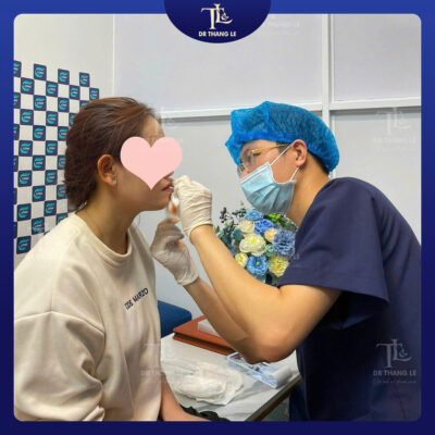 Bác sĩ thực hiện tư vấn cho khách