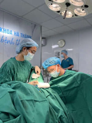 BS Thắng Lê thực hiện ca phẫu