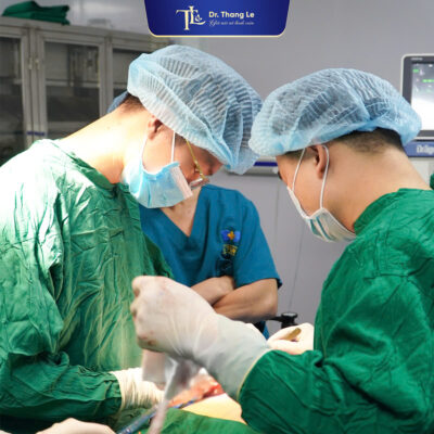 BS Thắng Lê thực hiện nâng ngực cho khách hàng