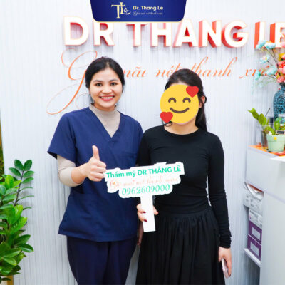 Ekip bác sĩ và khách hàng