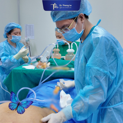 Bác sĩ Thắng thực hiện phẫu thuật hút mỡ eo