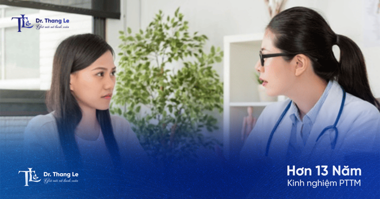Bác sĩ chuyên khoa thẩm mỹ tư vấn lộ trình chăm sóc vùng kín hậu phẫu cho khách hàng.